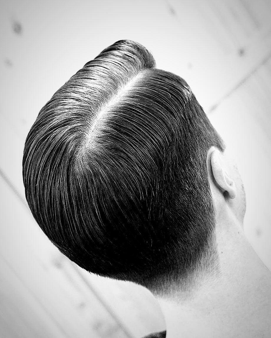 Corte clássico penteado para o lado, com risca, visto de trás, em preto e branco